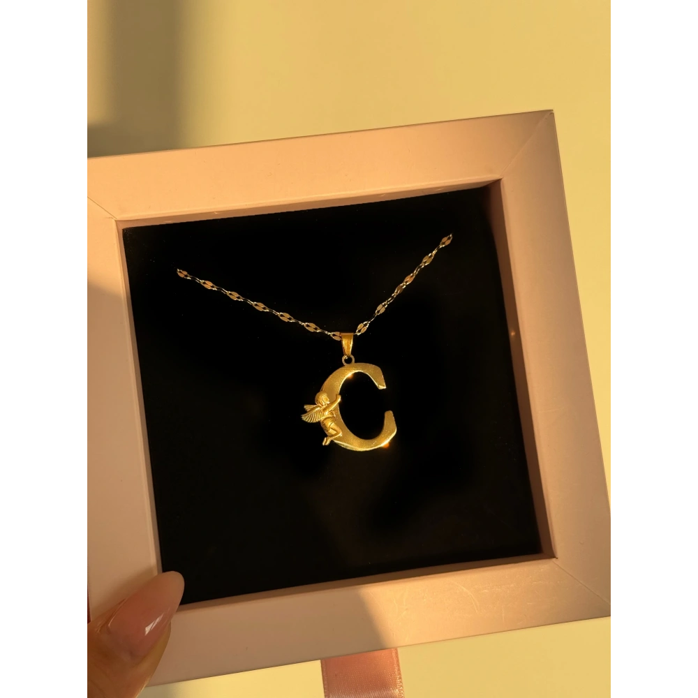 Çelik Melek Detaylı C Harfli Kolye