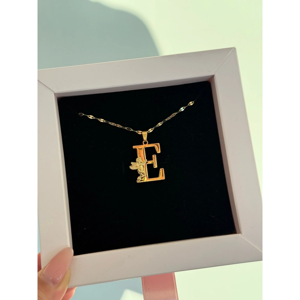 Çelik Melek Detaylı E Harfli Kolye