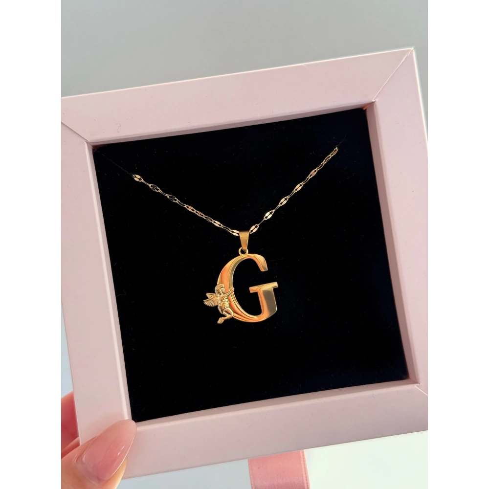 Çelik Melek Detaylı G Harfli Kolye