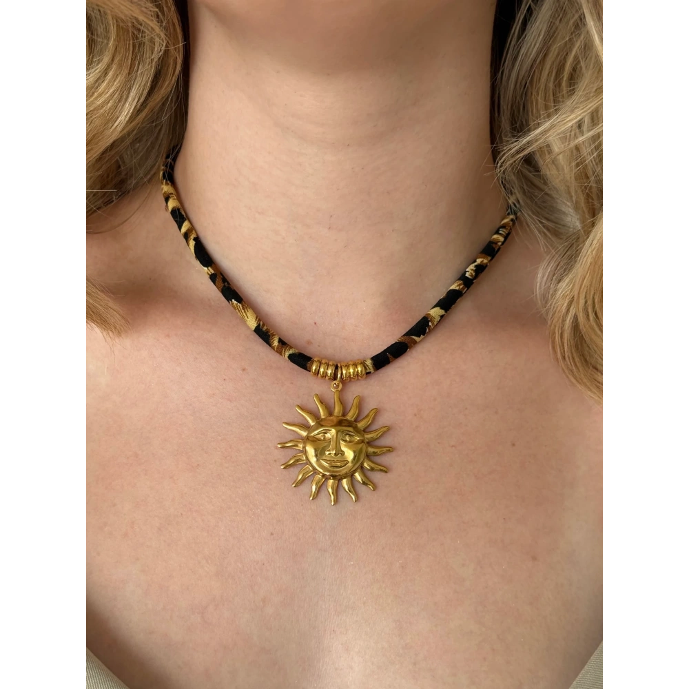 Leoparlı Güneş Detay Kolye