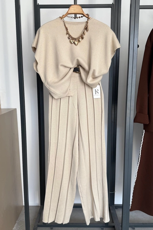 Kolsuz Süveter Pileli Pantolon Takım Krem