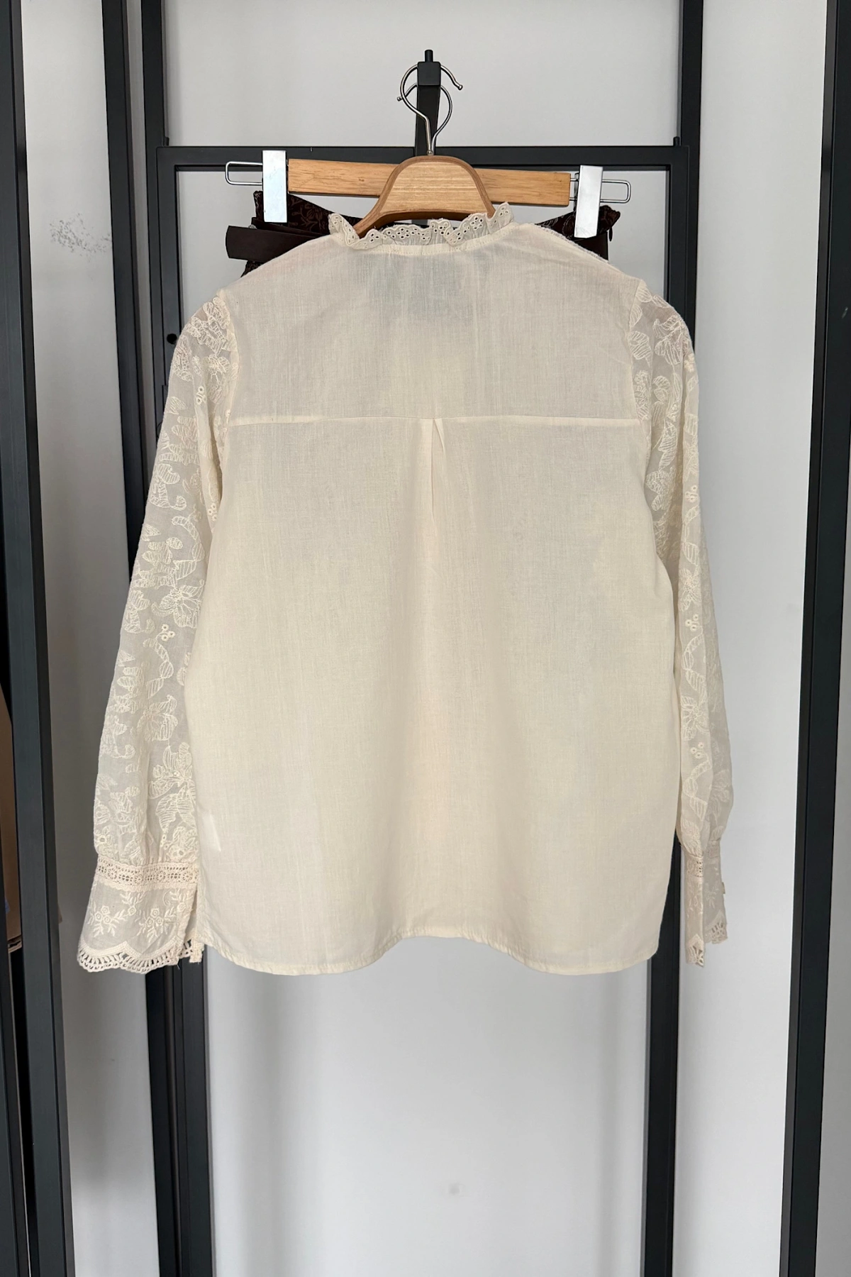 Dantel Nakış İşlemeli Gömlek Krem