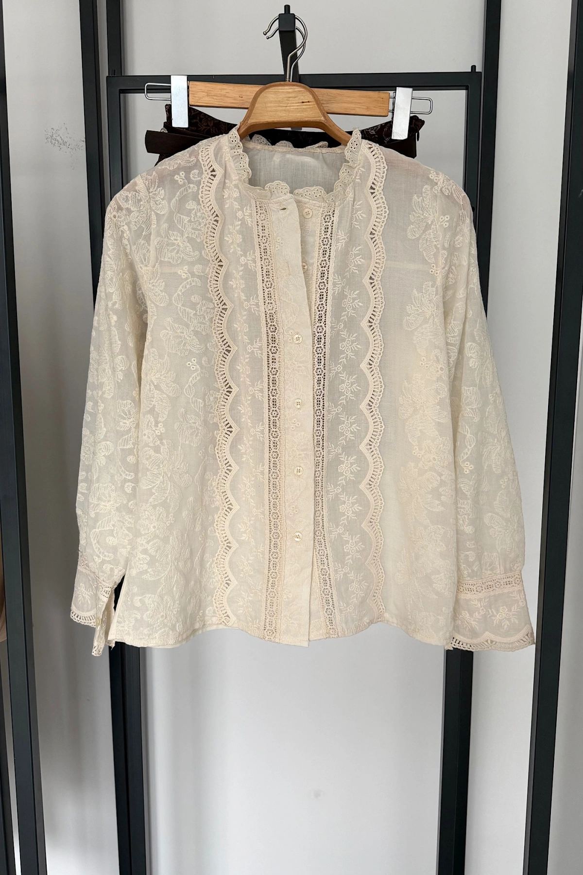 Dantel Nakış İşlemeli Gömlek Krem