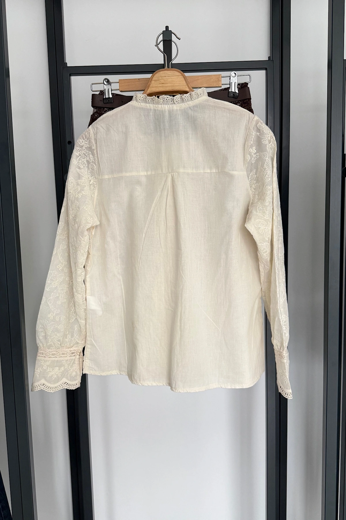 Dantel Nakış İşlemeli Gömlek Krem