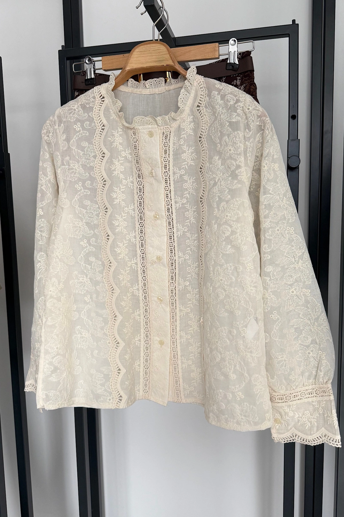 Dantel Nakış İşlemeli Gömlek Krem