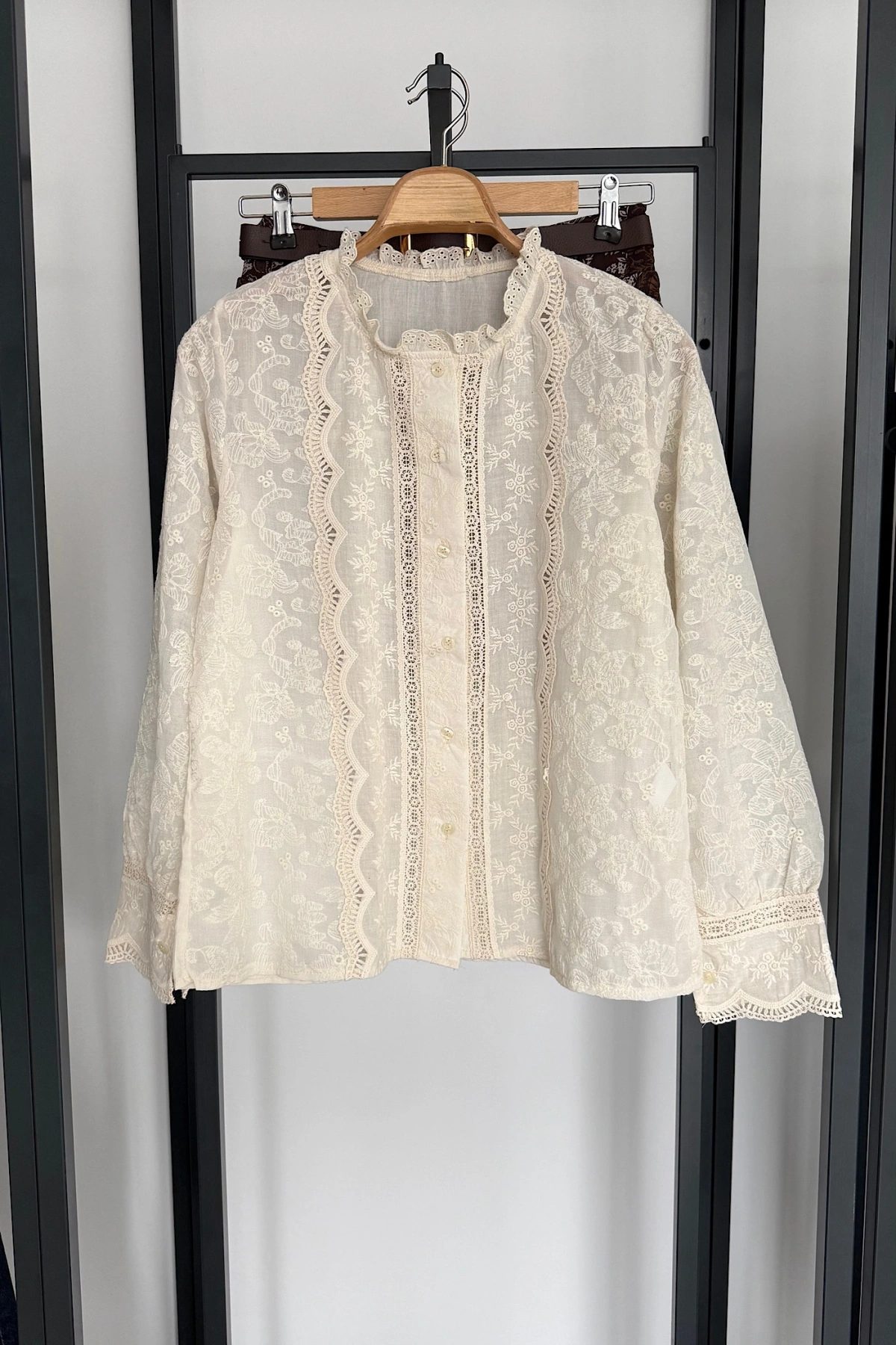 Dantel Nakış İşlemeli Gömlek Krem