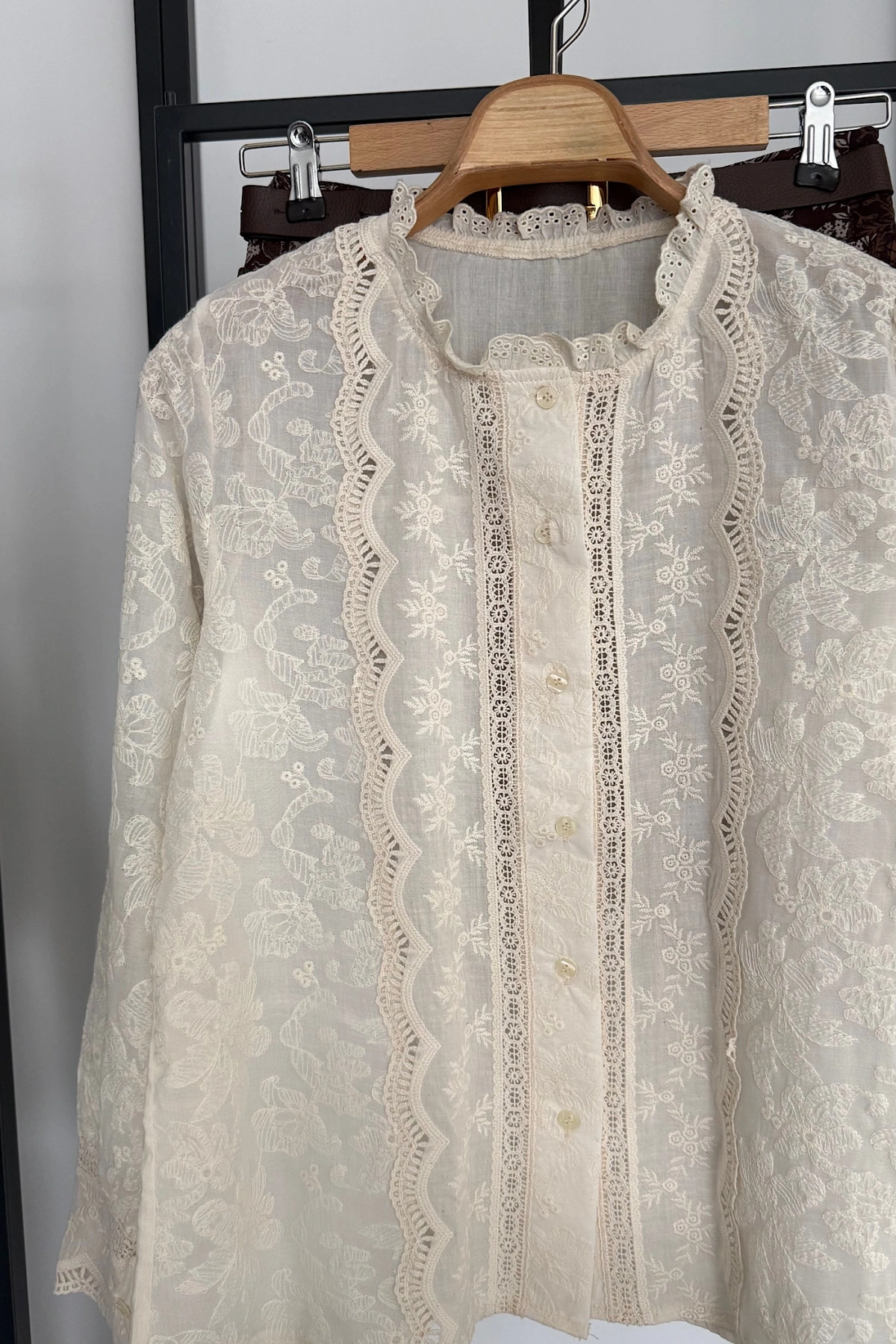 Dantel Nakış İşlemeli Gömlek Krem