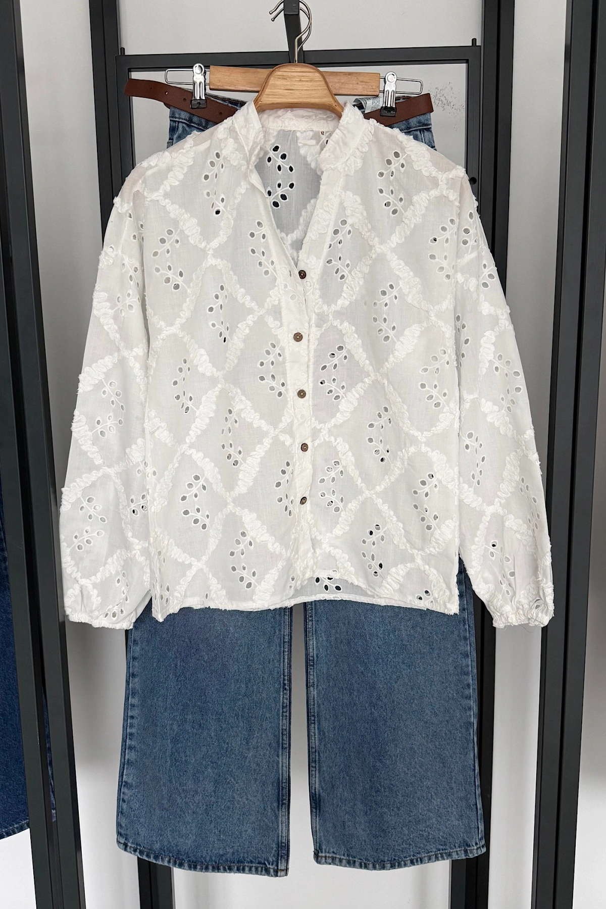 V Yaka İşlemeli Gömlek Beyaz