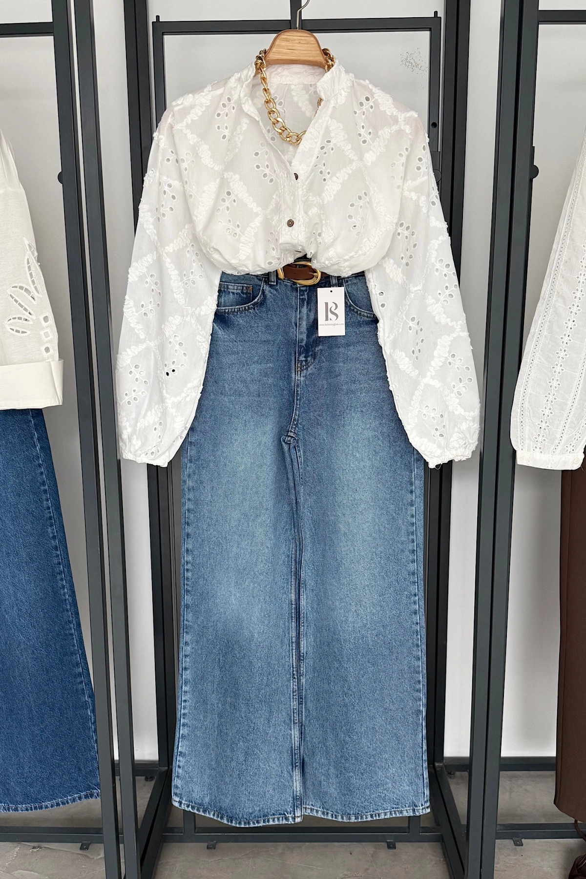 V Yaka İşlemeli Gömlek Beyaz