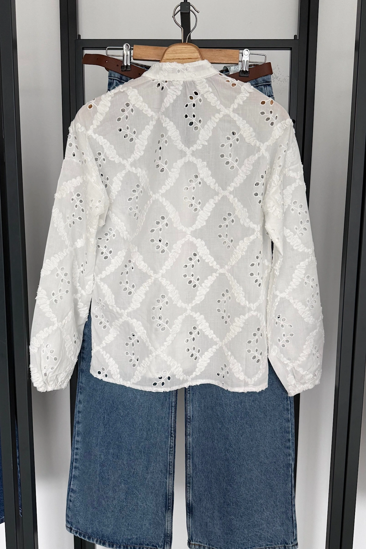 V Yaka İşlemeli Gömlek Beyaz