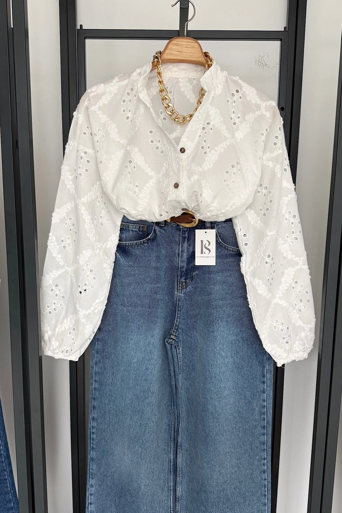 V Yaka İşlemeli Gömlek Beyaz