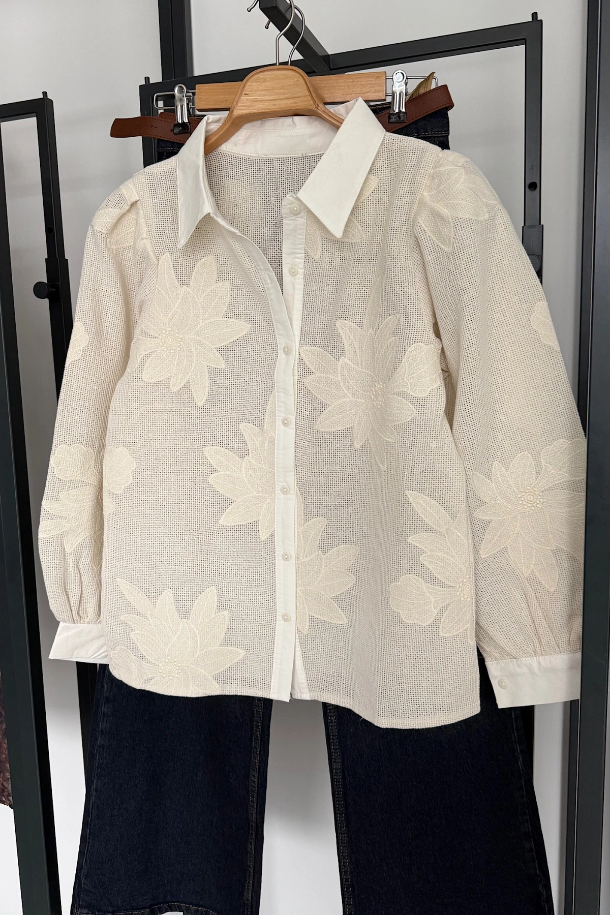 Dokulu Yaprak Nakış Gömlek Krem