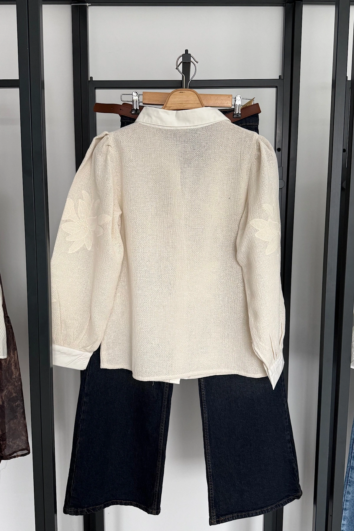 Dokulu Yaprak Nakış Gömlek Krem