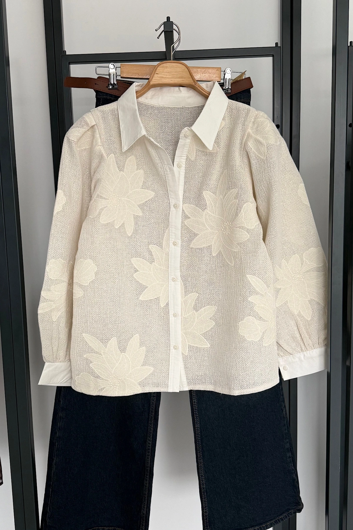 Dokulu Yaprak Nakış Gömlek Krem