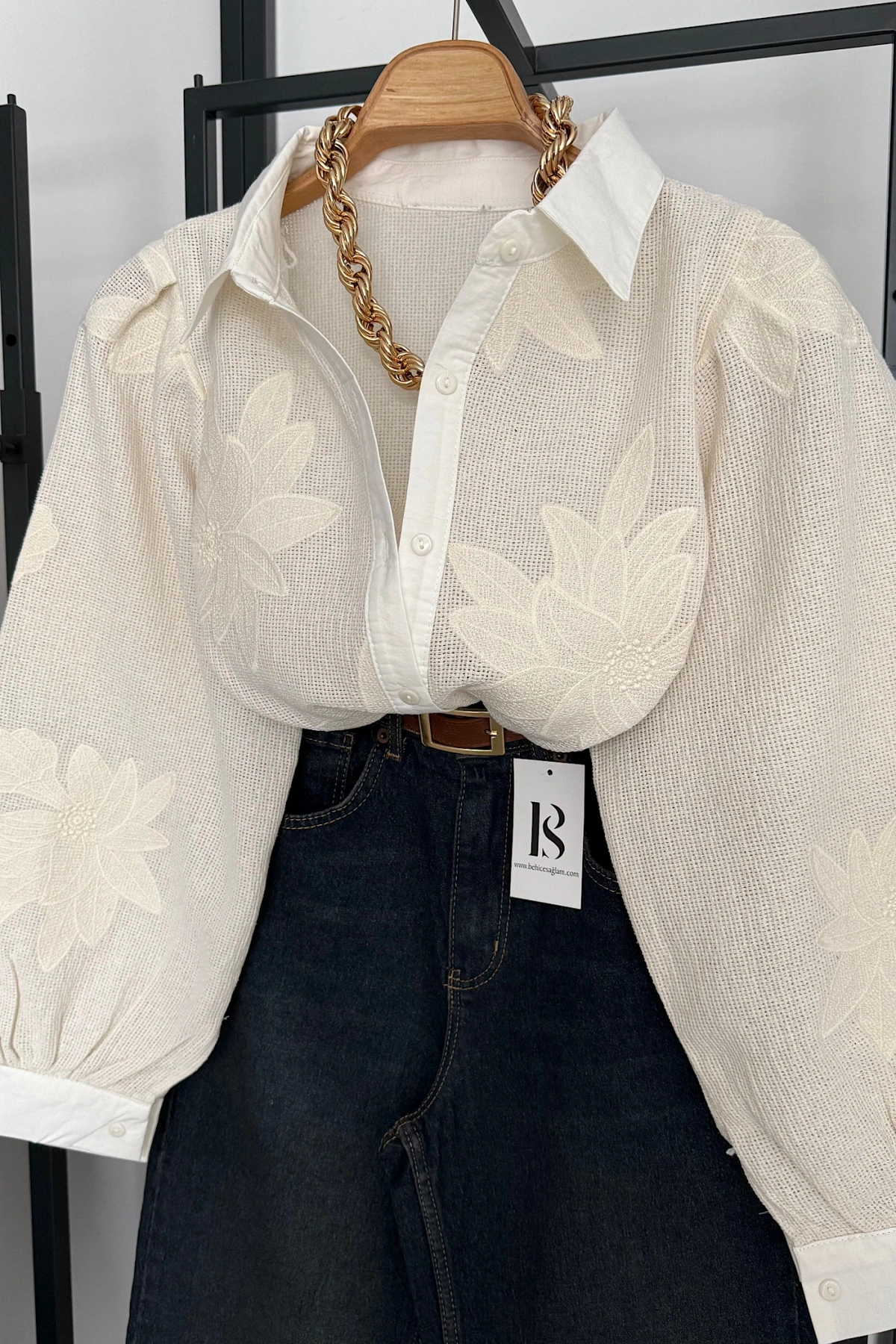 Dokulu Yaprak Nakış Gömlek Krem