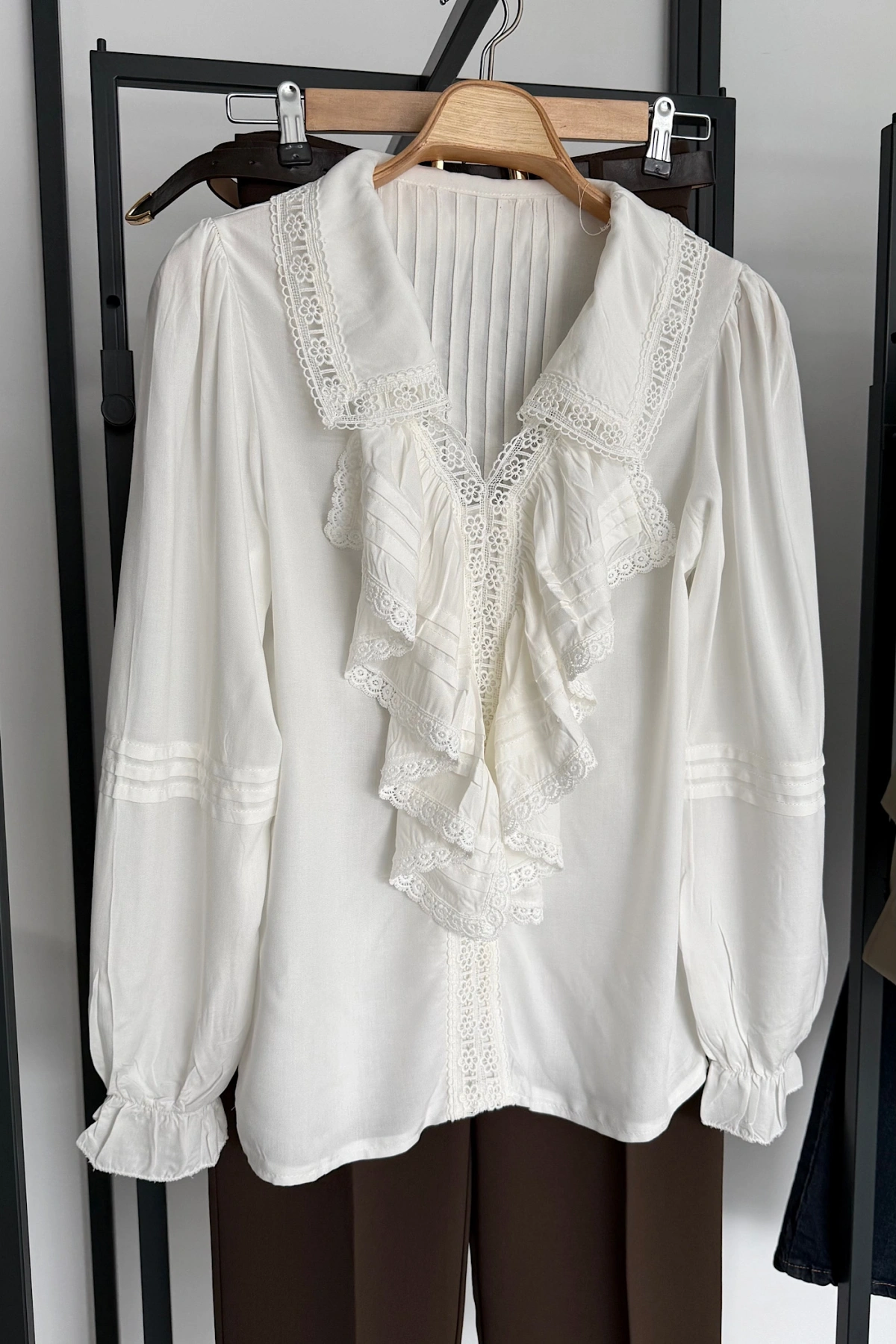 Bs Dantel Detay Fırfırlı Gömlek Beyaz