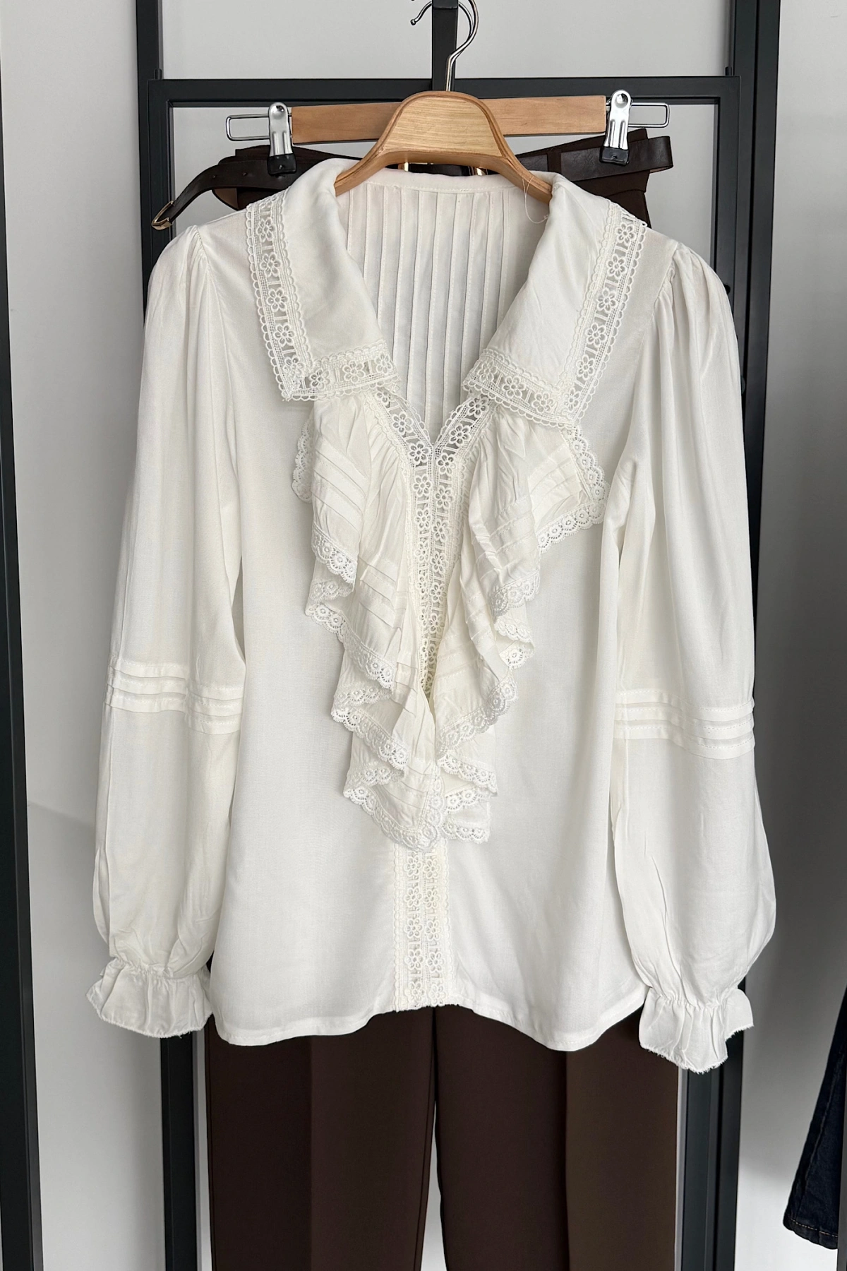 Bs Dantel Detay Fırfırlı Gömlek Beyaz