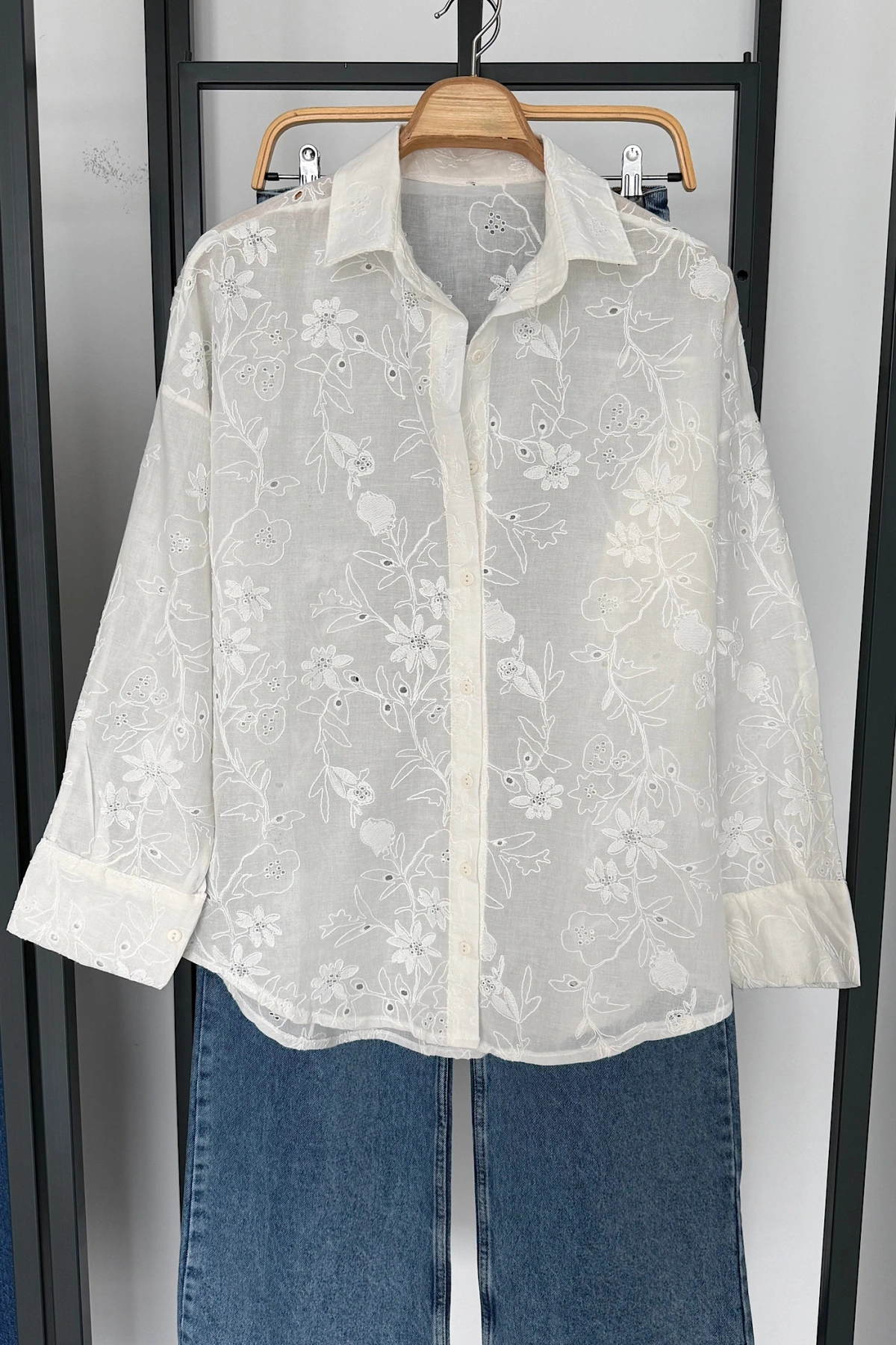 Bs Çiçek Nakışlı Gömlek Beyaz