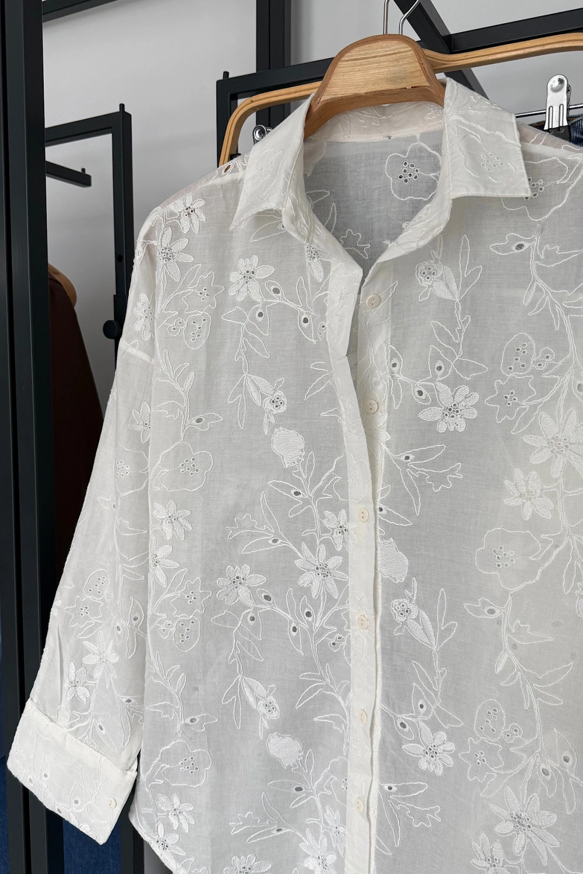 Bs Çiçek Nakışlı Gömlek Beyaz