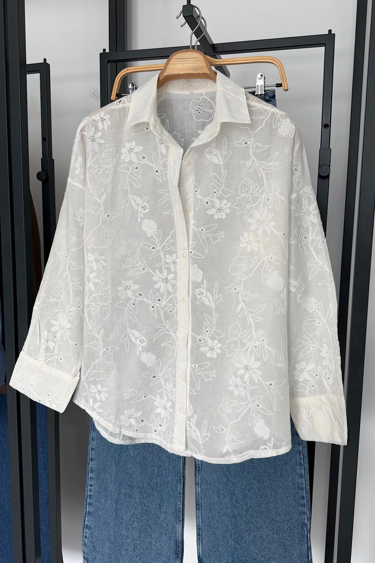 Bs Çiçek Nakışlı Gömlek Beyaz