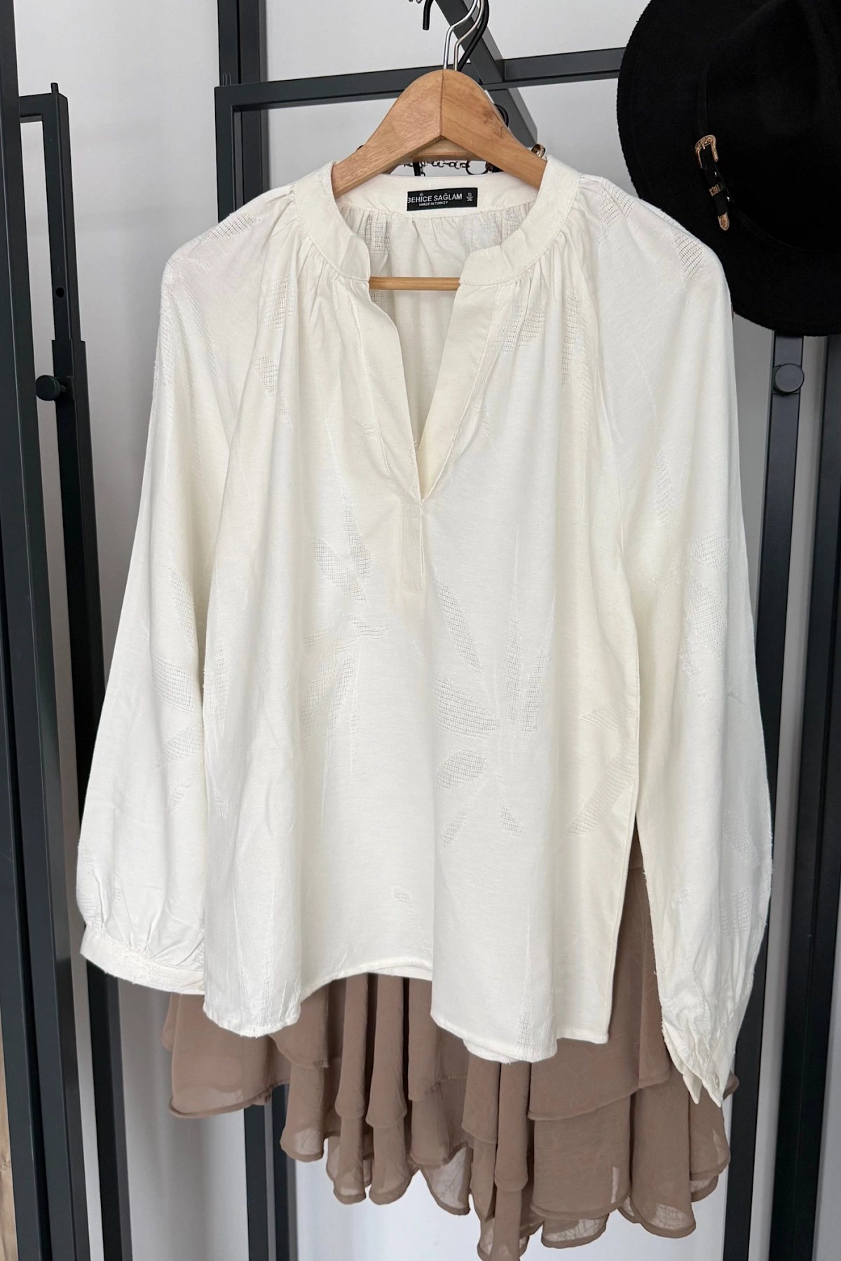 Hakim Yaka Eskitme Desenli Gömlek Krem