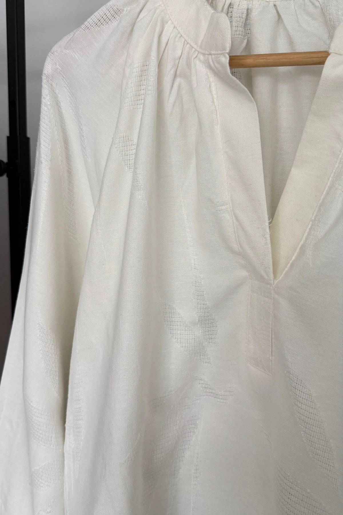 Hakim Yaka Eskitme Desenli Gömlek Krem