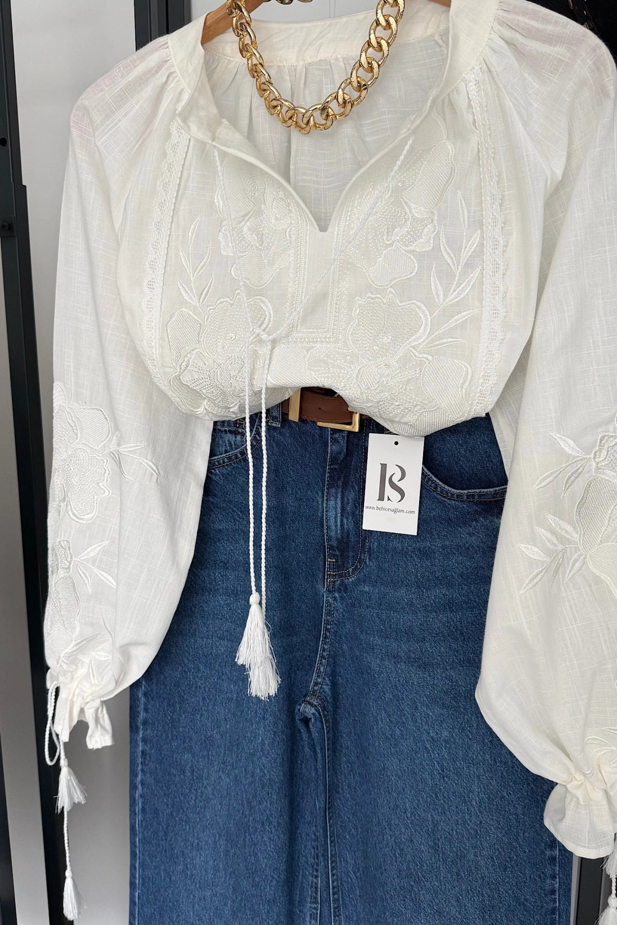 Süs Bağlamalı Nakışlı Gömlek Beyaz