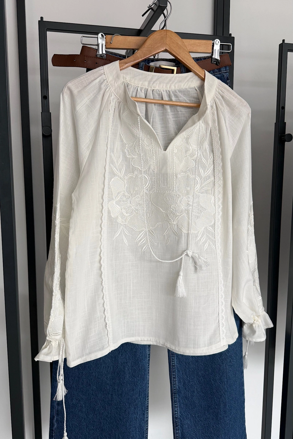 Süs Bağlamalı Nakışlı Gömlek Beyaz