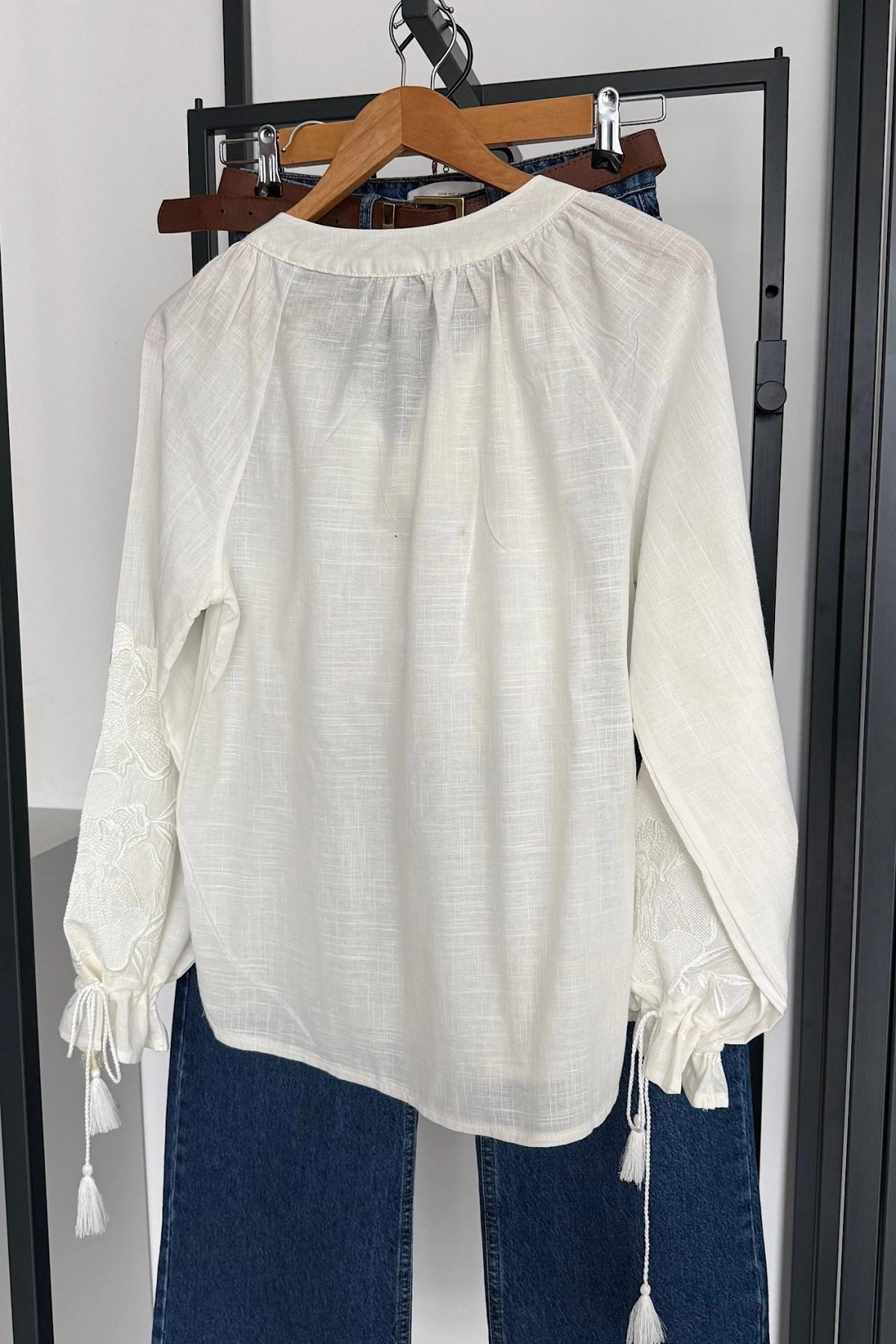 Süs Bağlamalı Nakışlı Gömlek Beyaz