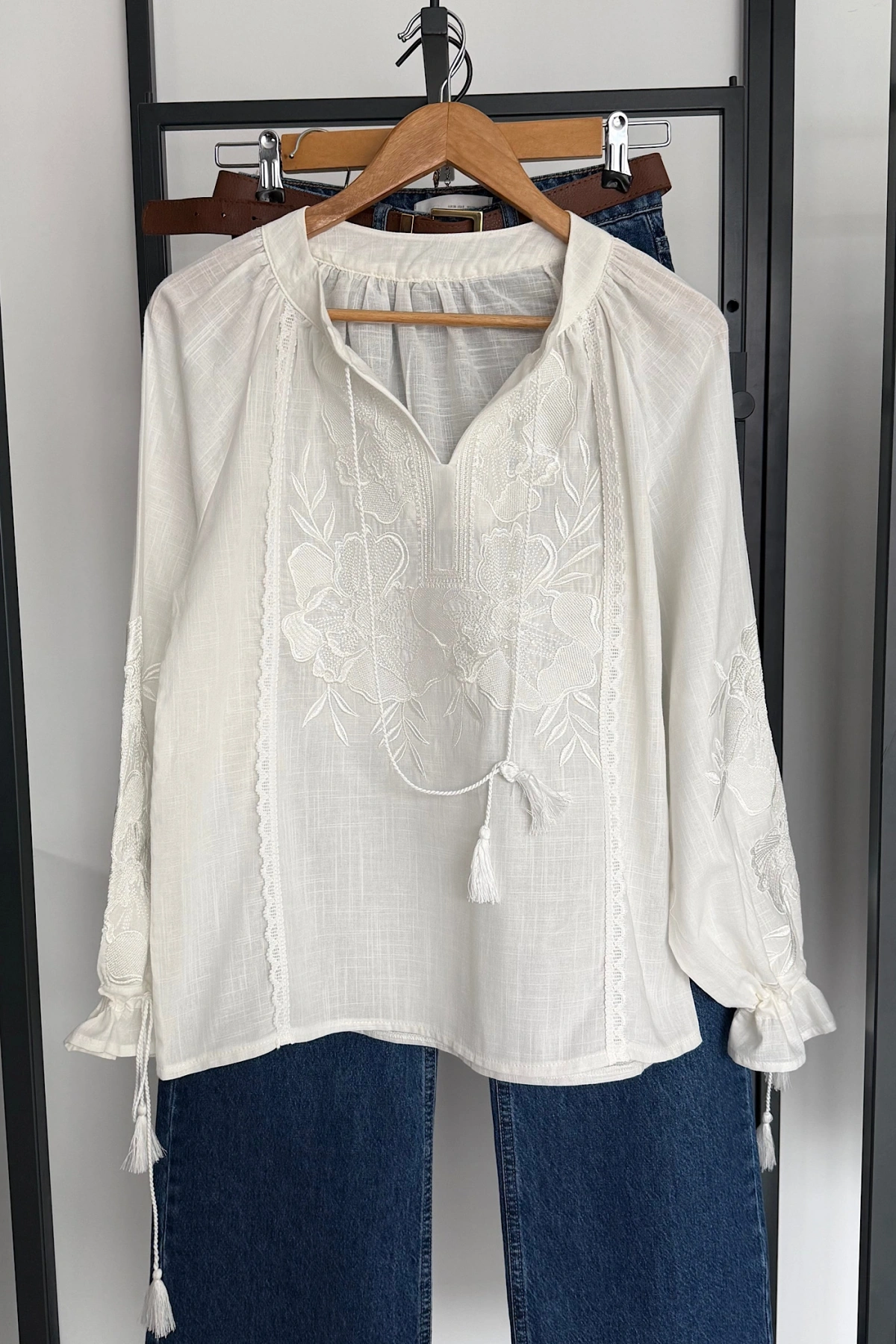 Süs Bağlamalı Nakışlı Gömlek Beyaz