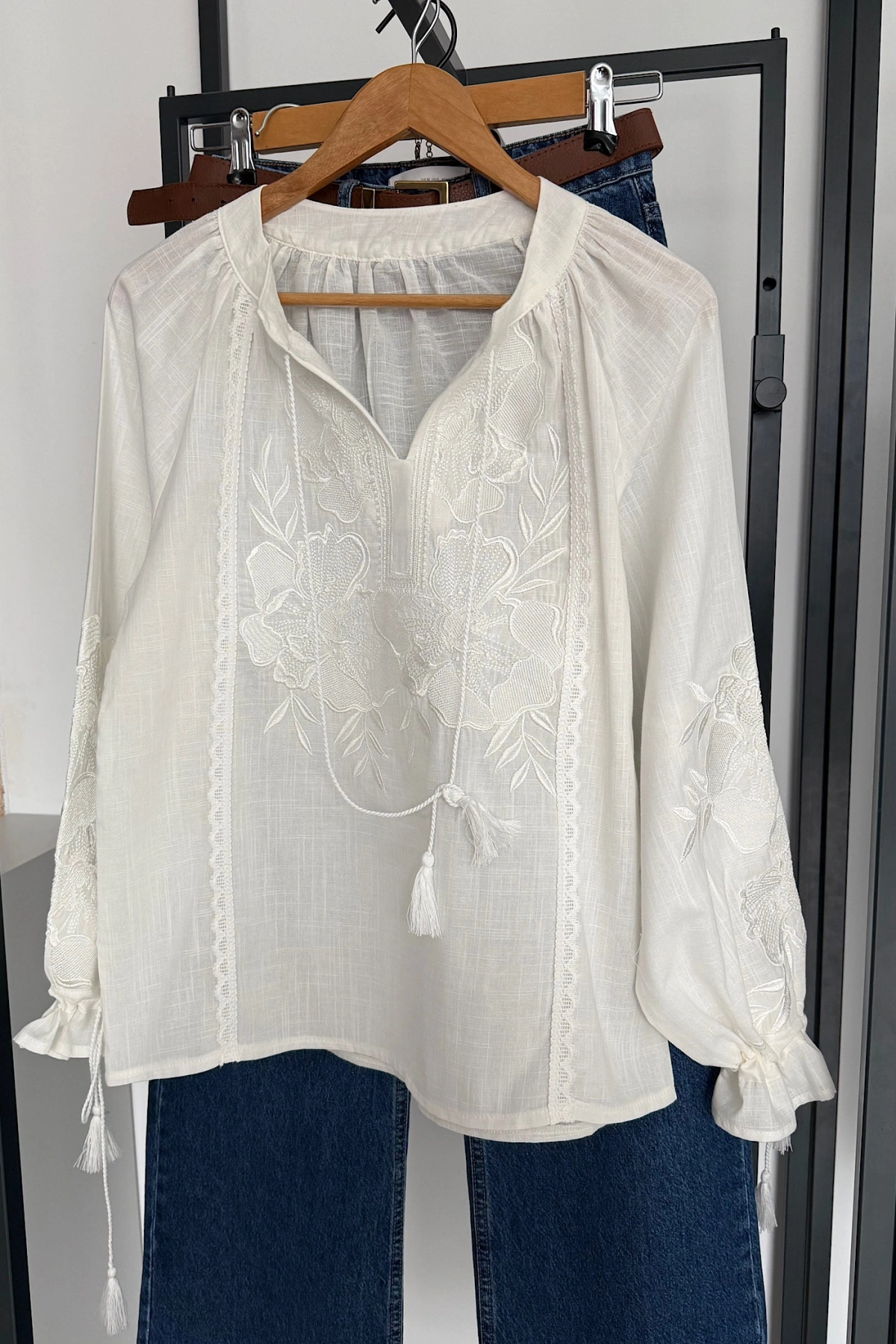 Süs Bağlamalı Nakışlı Gömlek Beyaz