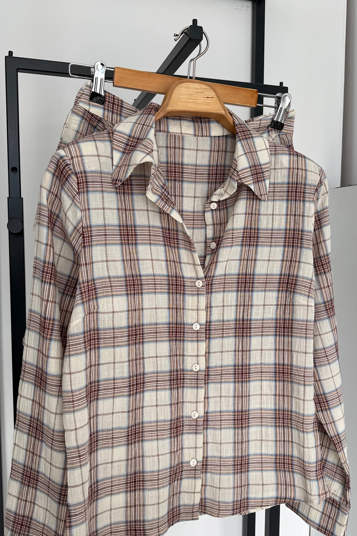 Eteği Katlı Ekose Gömlek Takım Bej