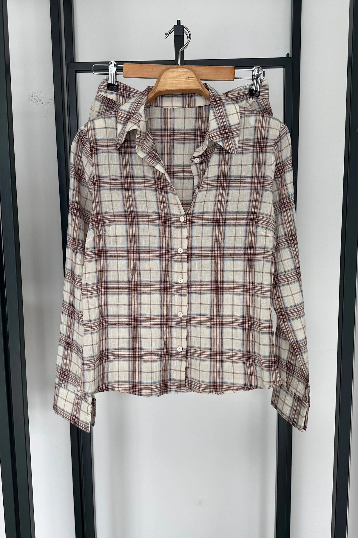 Eteği Katlı Ekose Gömlek Takım Bej