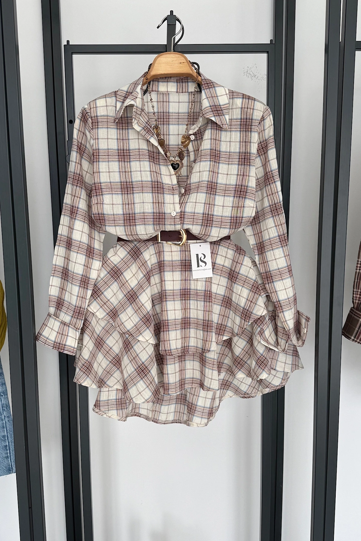 Eteği Katlı Ekose Gömlek Takım Bej