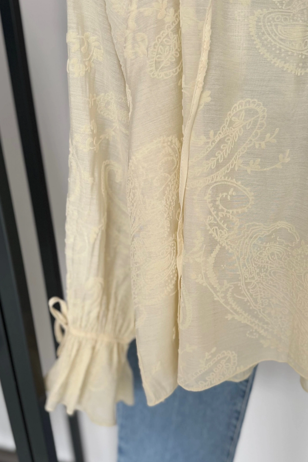 Boyundan Bağlamalı Desenli Bluz Krem