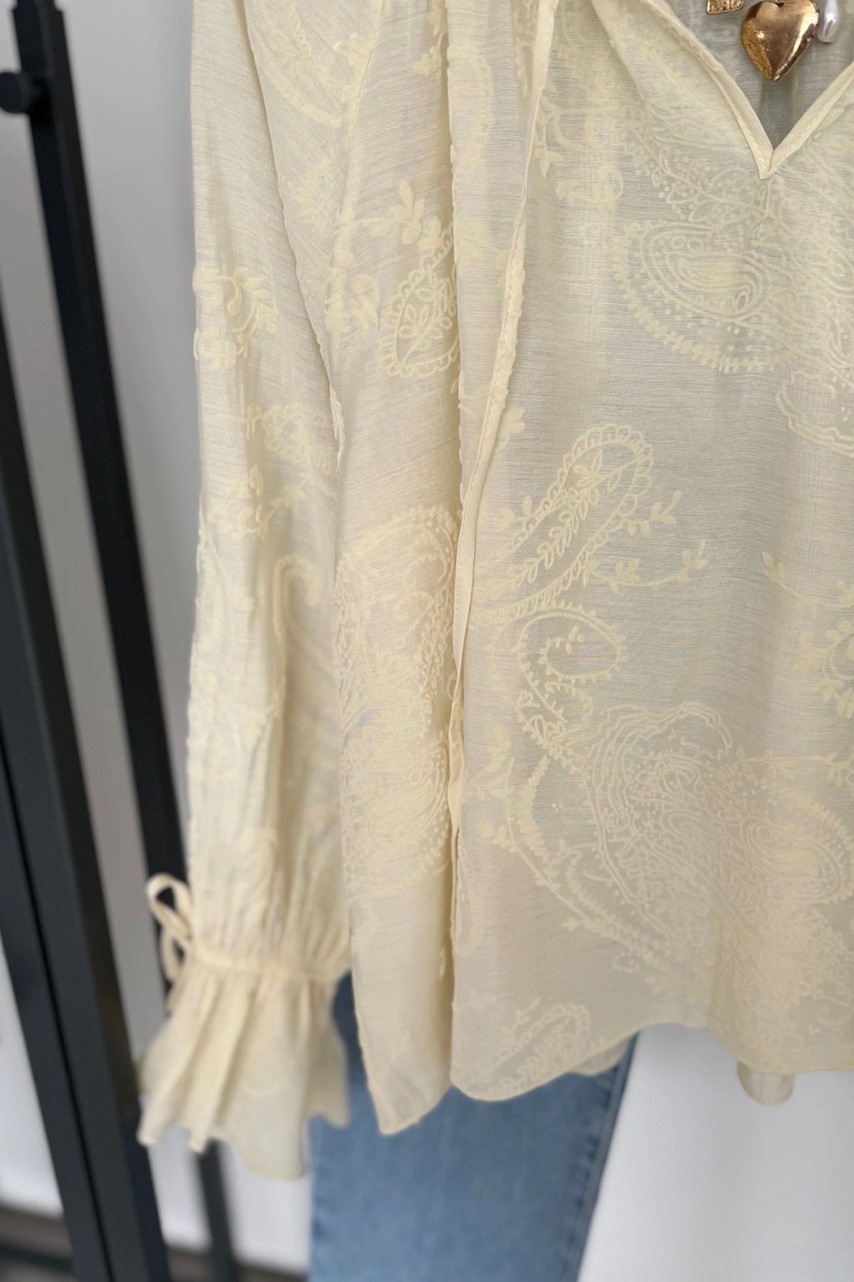 Boyundan Bağlamalı Desenli Bluz Krem