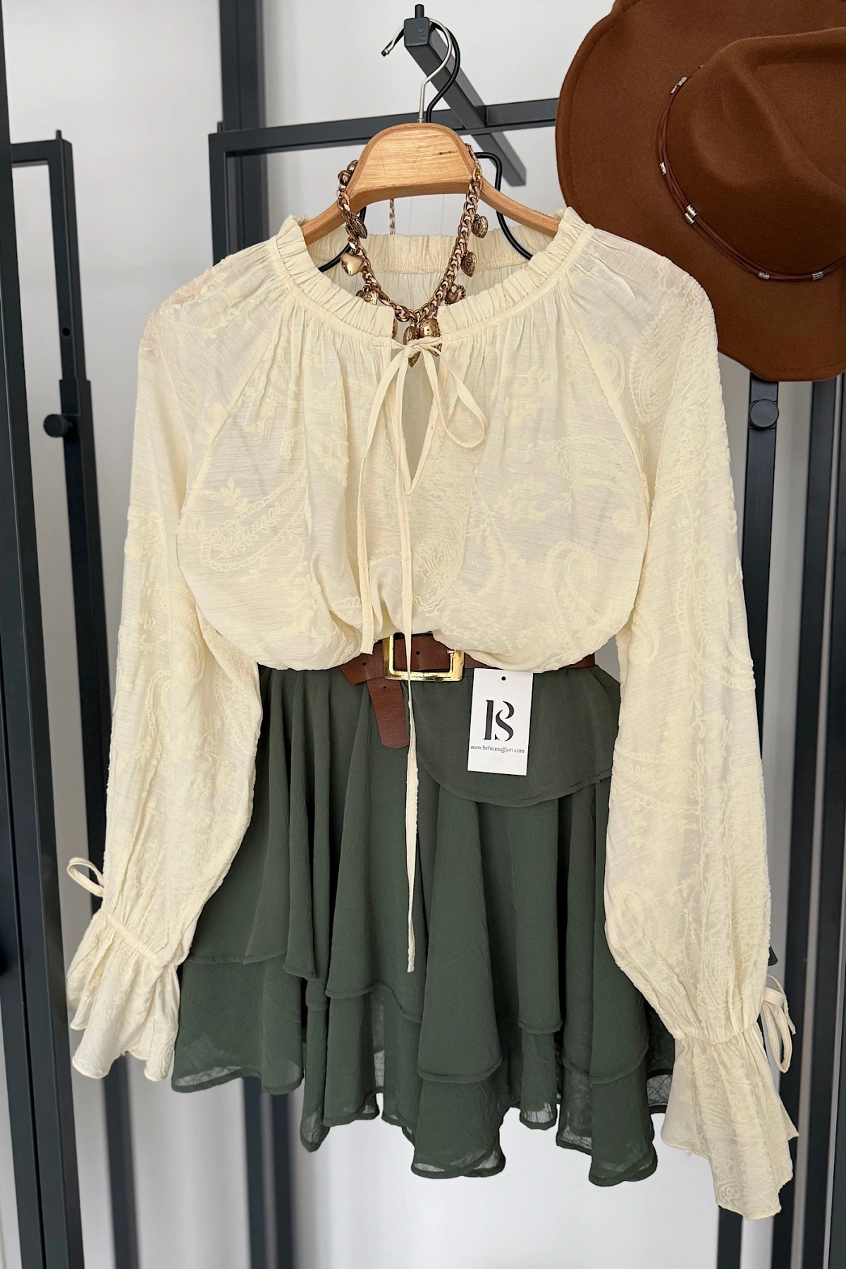 Boyundan Bağlamalı Desenli Bluz Krem