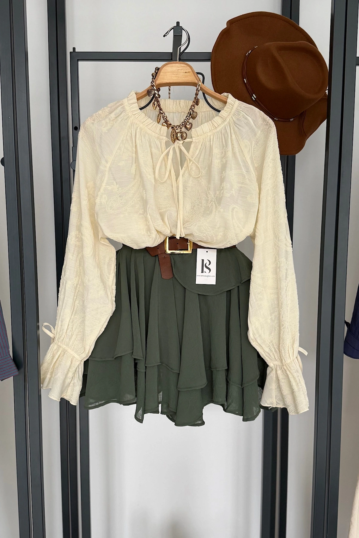 Boyundan Bağlamalı Desenli Bluz Krem