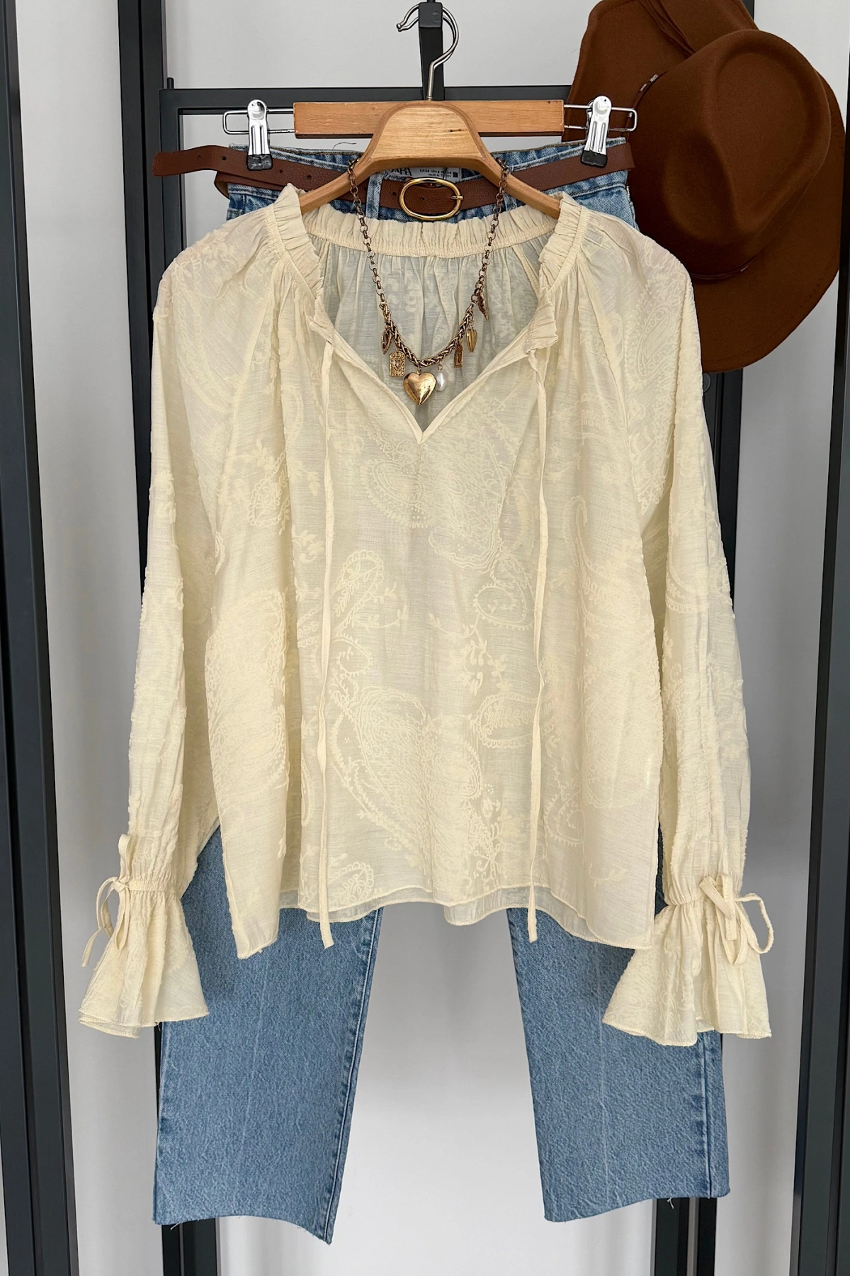 Boyundan Bağlamalı Desenli Bluz Krem