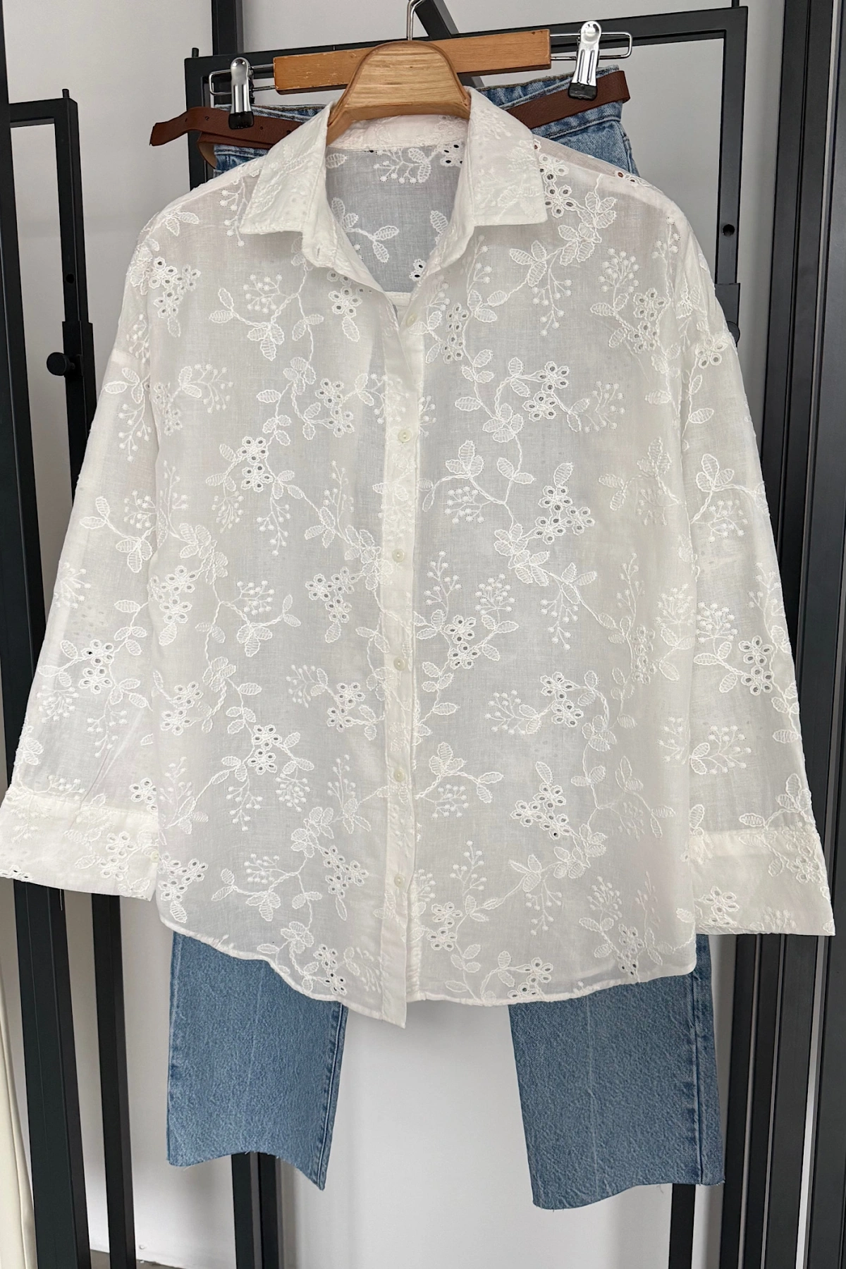 Çiçek Nakışlı Gömlek Beyaz
