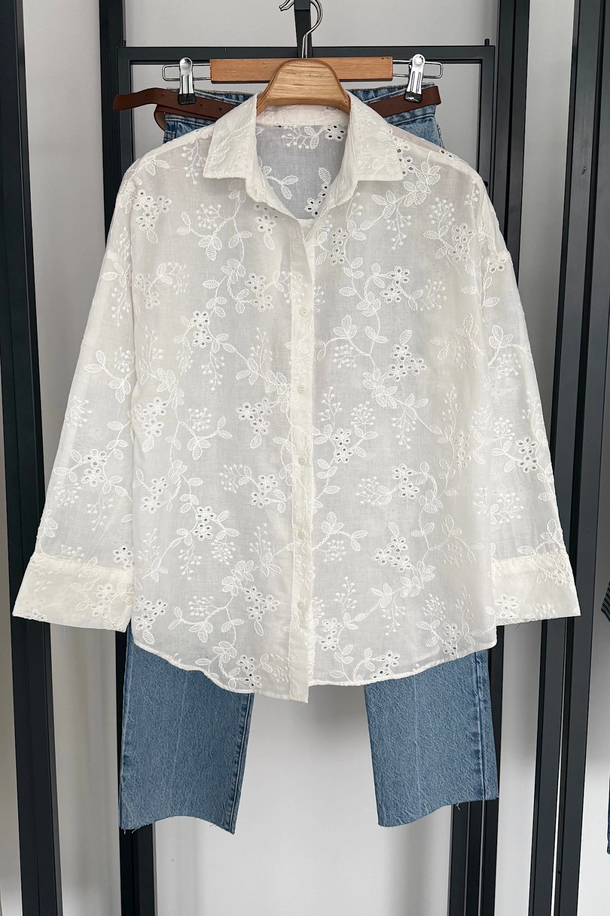 Çiçek Nakışlı Gömlek Beyaz