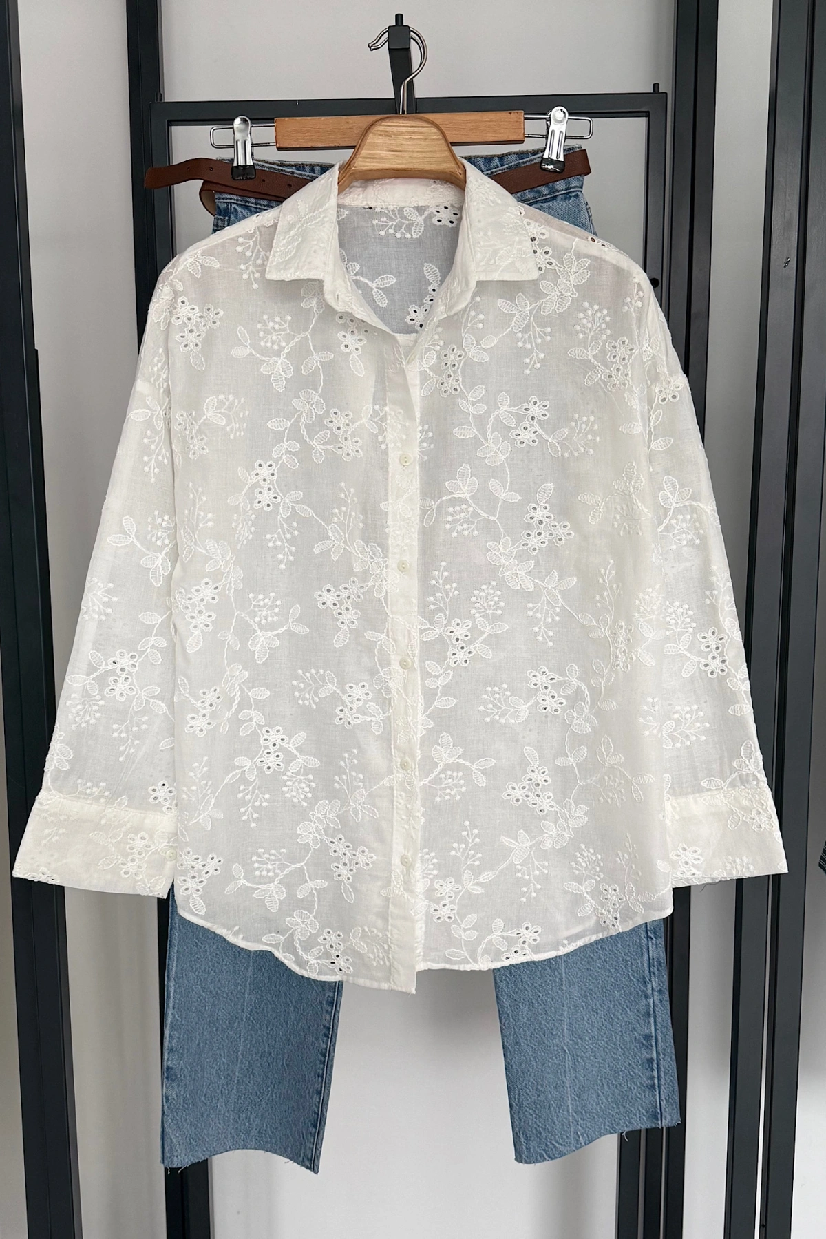Çiçek Nakışlı Gömlek Beyaz
