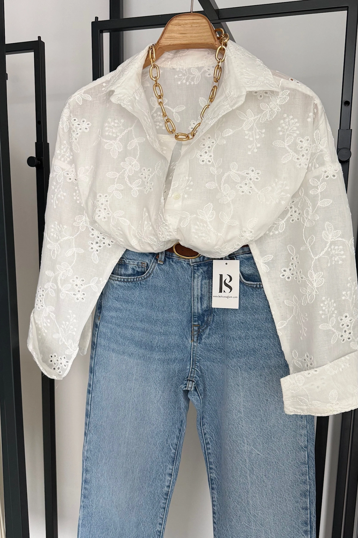 Çiçek Nakışlı Gömlek Beyaz