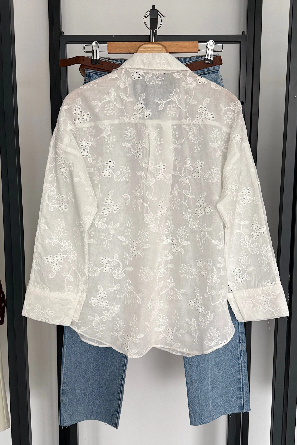 Çiçek Nakışlı Gömlek Beyaz