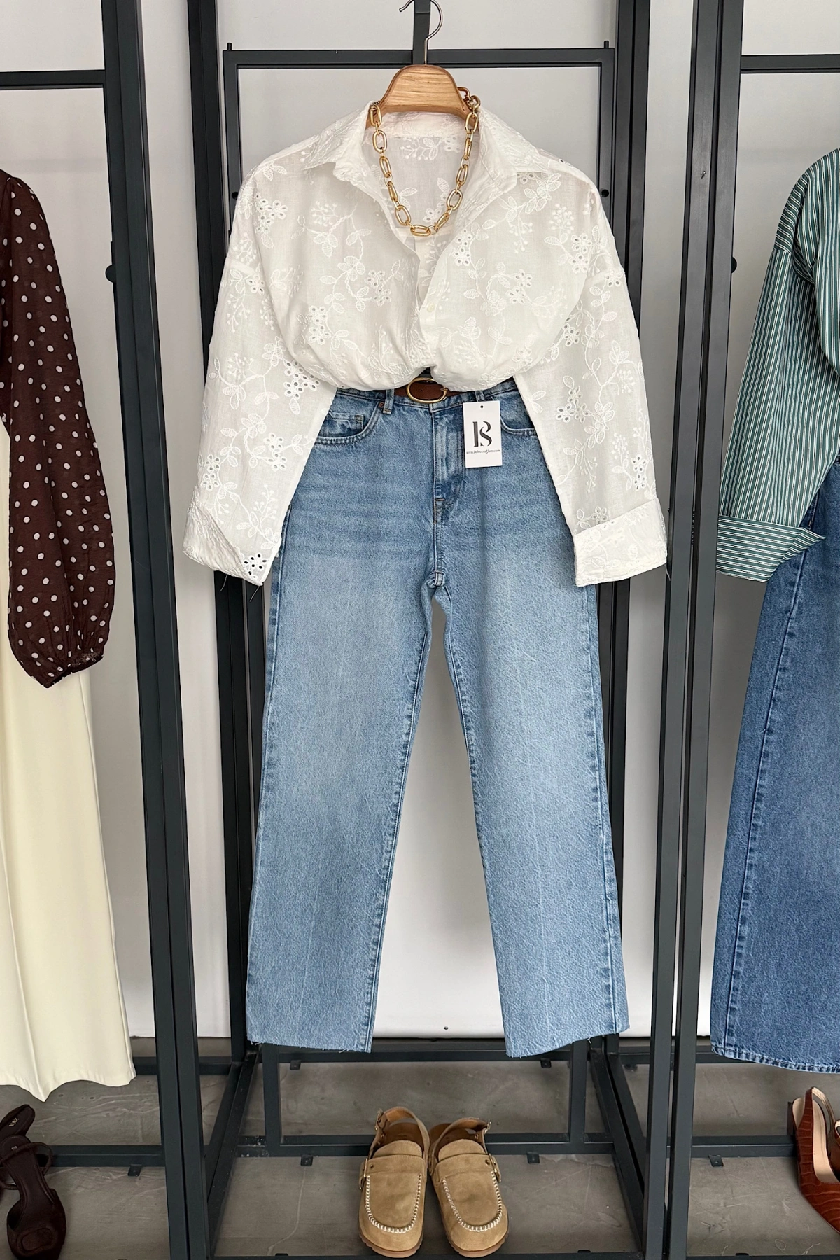 Çiçek Nakışlı Gömlek Beyaz