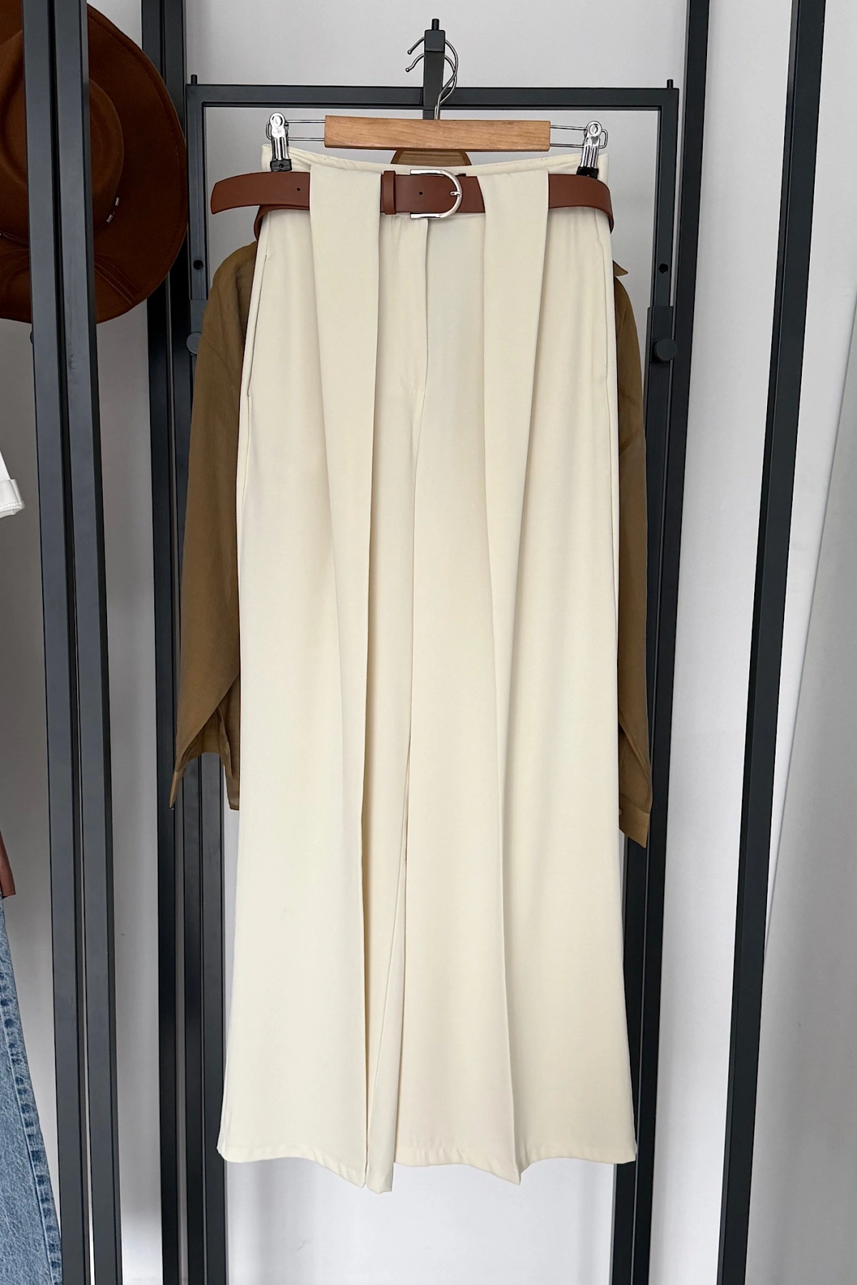 Kendinden Kemerli Kumaş Pantolon Ekru