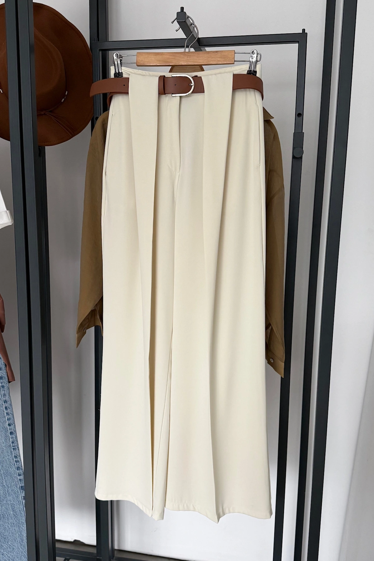 Kendinden Kemerli Kumaş Pantolon Ekru