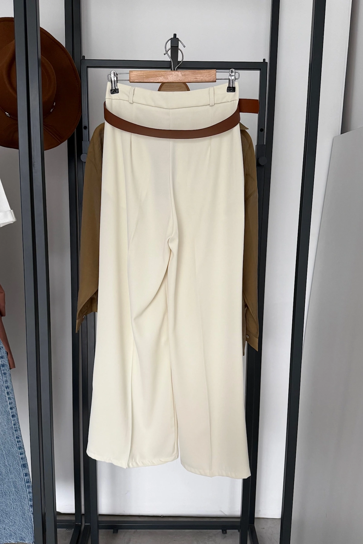 Kendinden Kemerli Kumaş Pantolon Ekru