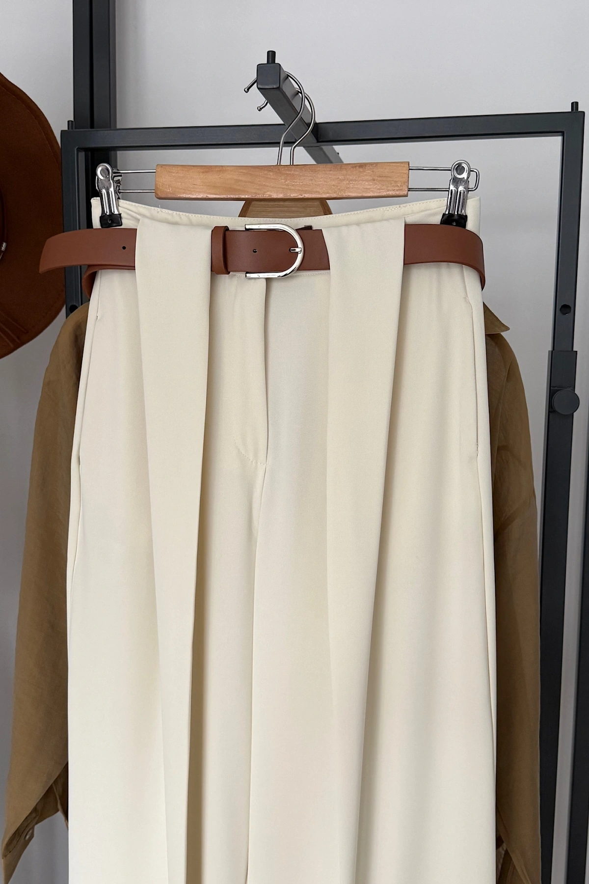 Kendinden Kemerli Kumaş Pantolon Ekru