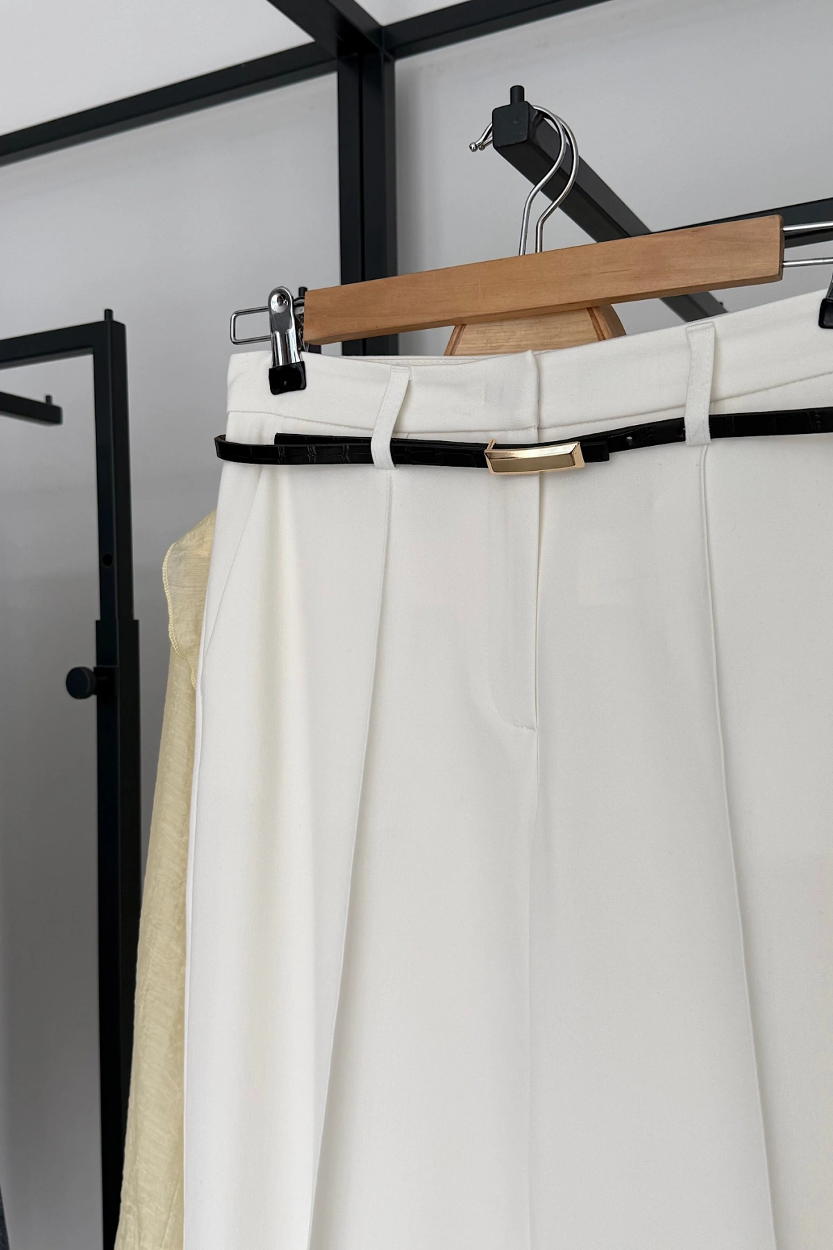 Kemerli Düz Paça Pantolon Beyaz